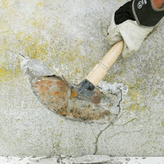 Sprekk i grunnmur: Bank rundt den synlige skaden med et hammerskaft, og lytt Sprekk i grunnmur: Bank rundt den synlige skaden med et hammerskaft, og lytt